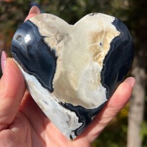 Volcanic (5) agate heart with stand | crystal  - uv reactive